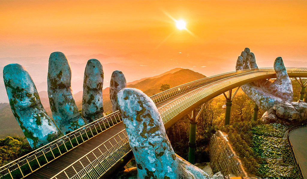 Cầu Vàng là một trong những địa điểm du lịch thú vị, và là địa điểm sống ảo của giới trẻ. 