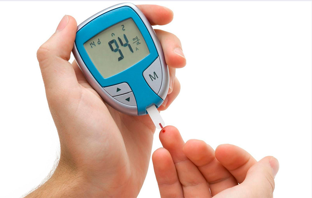 Máy đo đường huyết, vật dụng chăm sóc sức khỏe cần thiết