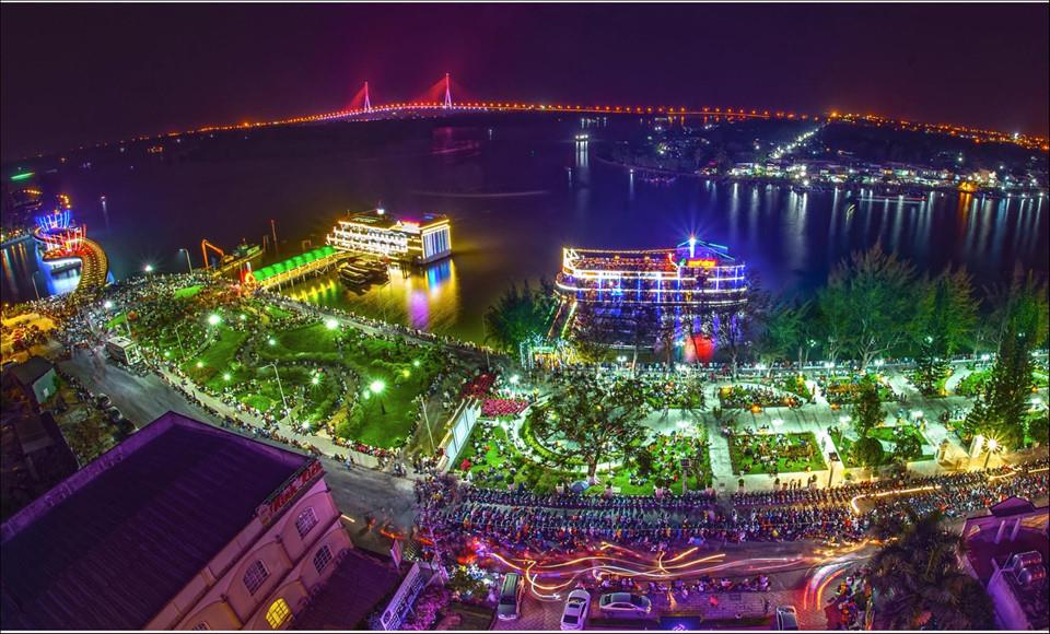 Bến Ninh Kiều rực rỡ màu sắc trong đêm thu hút nhiều du khách đến tham quan