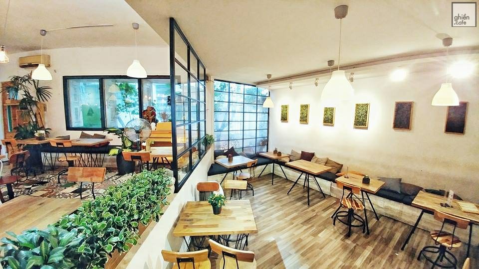 Oromia Cafe với thiết kế trong suốt mang đến không gian thoáng đãng, mát mẻ
