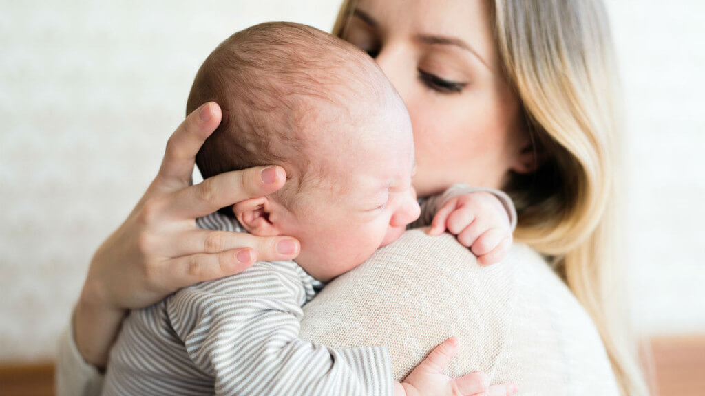Nhiều bà mẹ thường phản ứng thái quá khi con mới chớm ốm.