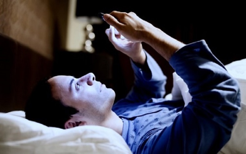 Sử dụng điện thoại trước khi ngủ là thói quen của rất nhiều người.