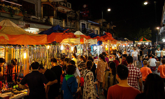 Chợ đêm Phố cổ Hà Nội bày bán những sản phẩm mang đậm chất bản sắc dân tộc