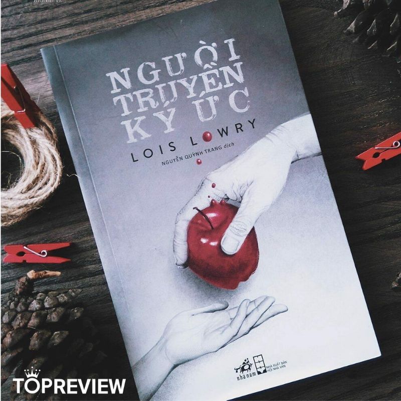 Review sách Người truyền ký ức