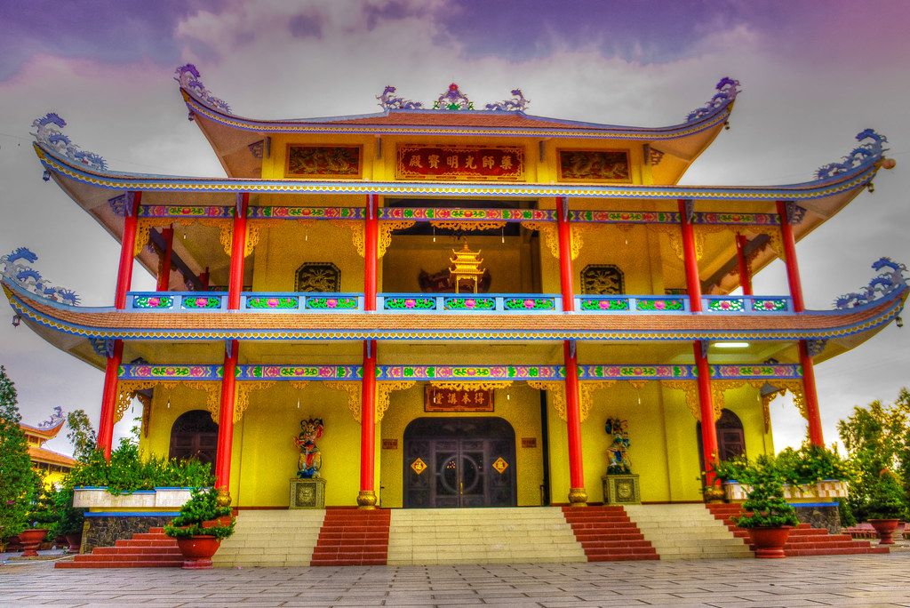 Chùa Huỳnh Đạo là một trong những ngôi chùa theo Phật giáo Bắc tông