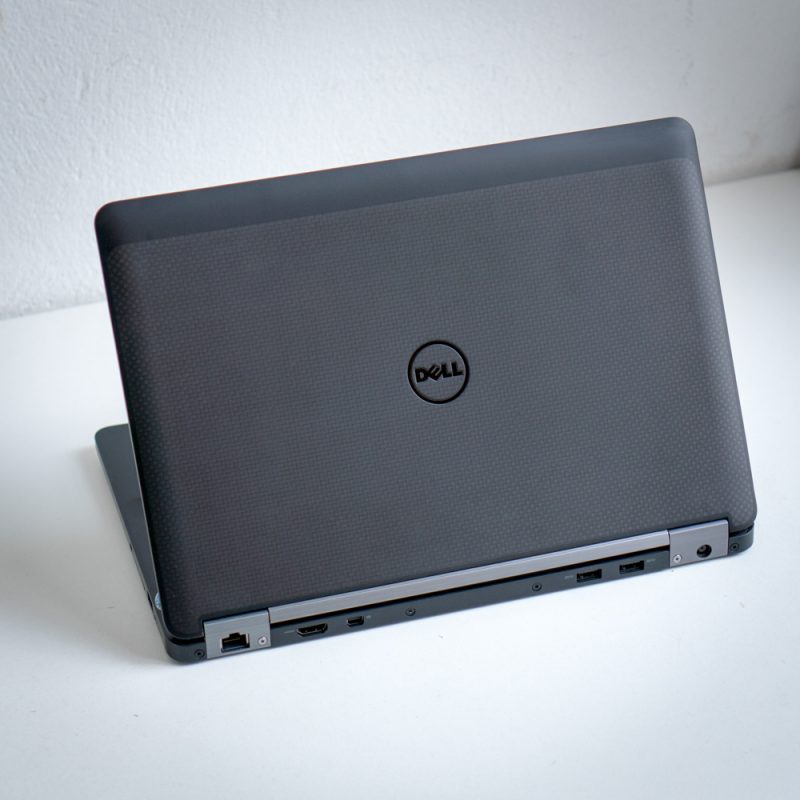 Mặt Dell Latitude E7270 phủ một màu đen với logo Dell đặc trưng