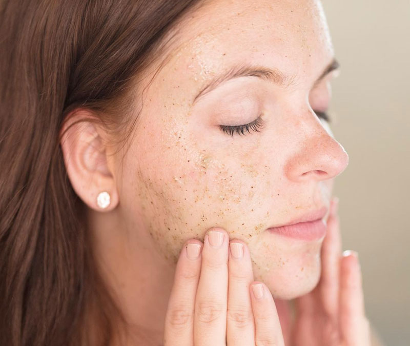 Thật ra không có nhiều chị em phụ nữ biết quy trình chăm sóc da mặt đúng cách là như thế nào. Chính vì thế, điều này thường gây ra những sai lầm trầm trọng trong quá trình chăm sóc da mặt.