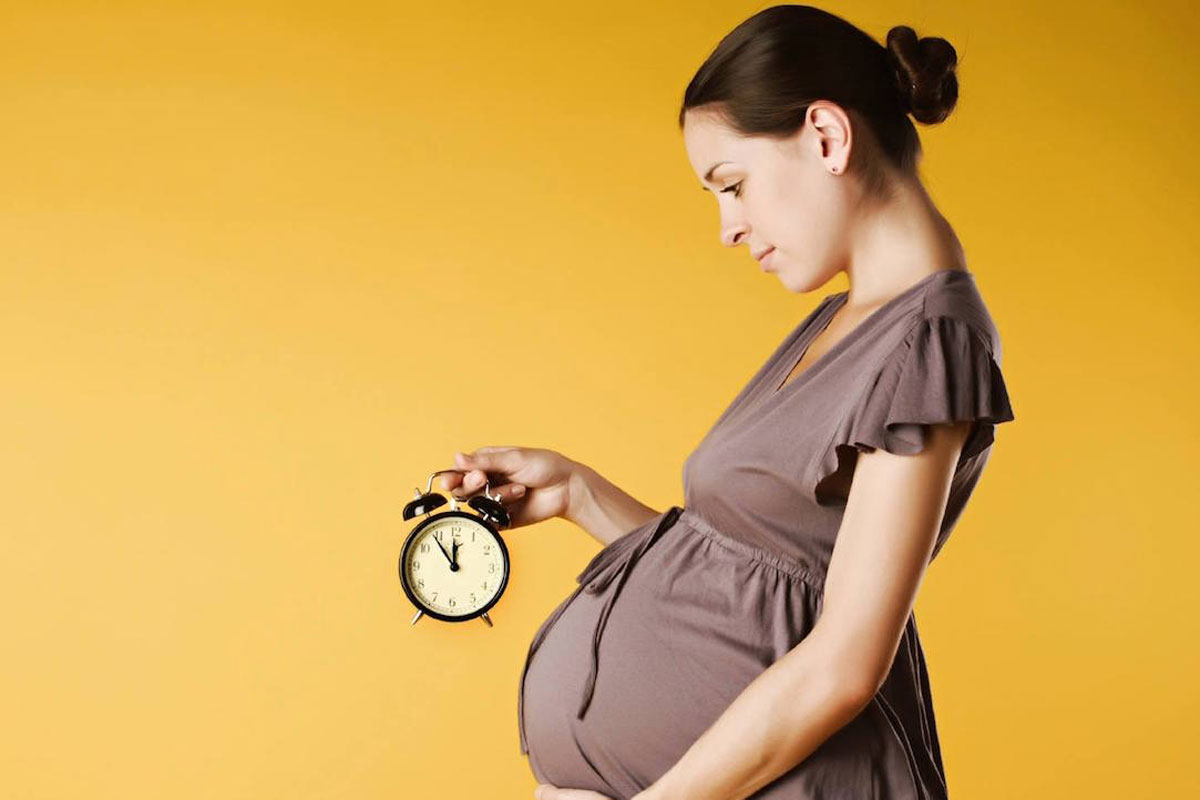   Câu trả lời là từ tuần thứ 34 của thai kỳ thì các mẹ bầu có thể bắt đầu nghĩ đến chuyện chuẩn bị đồ đi sinh cho cả bản thân mình và bé  