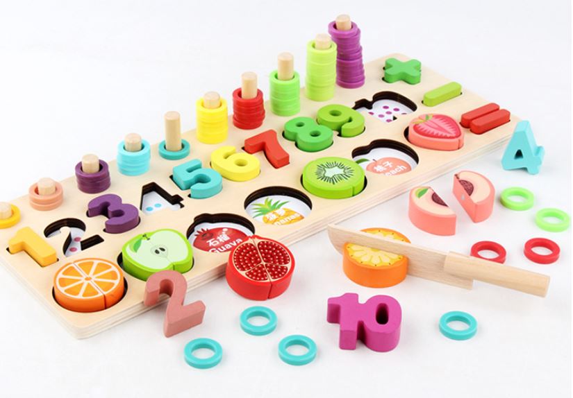 Bé tập làm quen với các con số, màu sắc và sự linh hoạt thông qua bộ đồ chơi học tập.