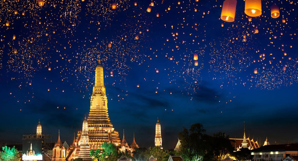  Sau khi cầu nguyện, người Thái sẽ kết những chiếc bè bằng hoa tươi theo hình bông sen và cắm những cây nến lên đó để thắp sáng. 