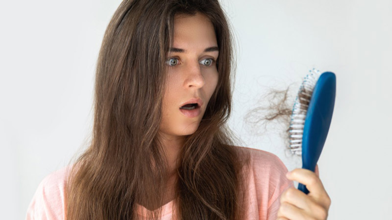 Chải tóc đúng cách sẽ giảm rụng tóc