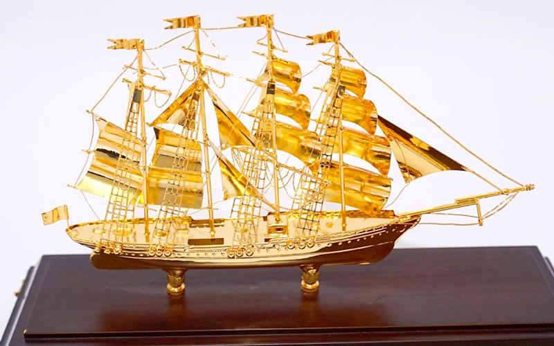 Mô hình thuyền buồm gỗ là biểu tượng cho sự "thuận buồm xuôi gió"