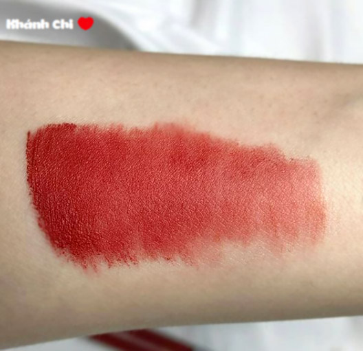Chất son Romand màu đẹp nhất mỏng nhẹ nhưng hơi gây khô môi.