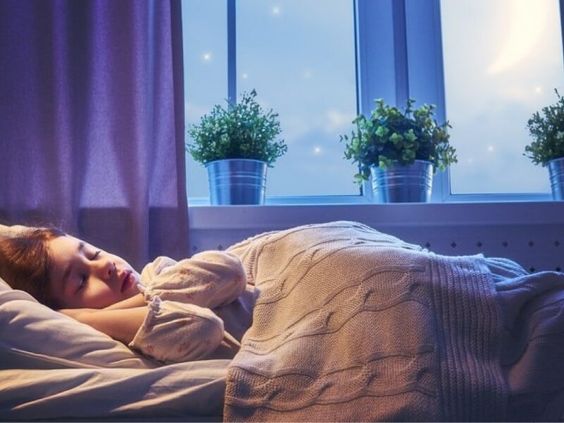 Chất lượng giấc ngủ được cải thiện nhờ vào ánh sáng từ đèn bàn Rạng Đông