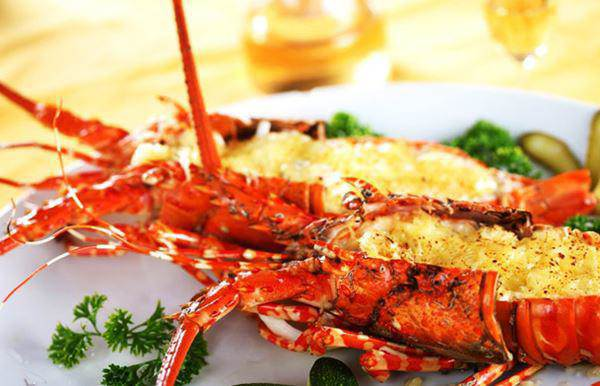 Tôm hùm bông với thịt chắc, ngọt là món hải sản cao cấp cho bàn tiệc